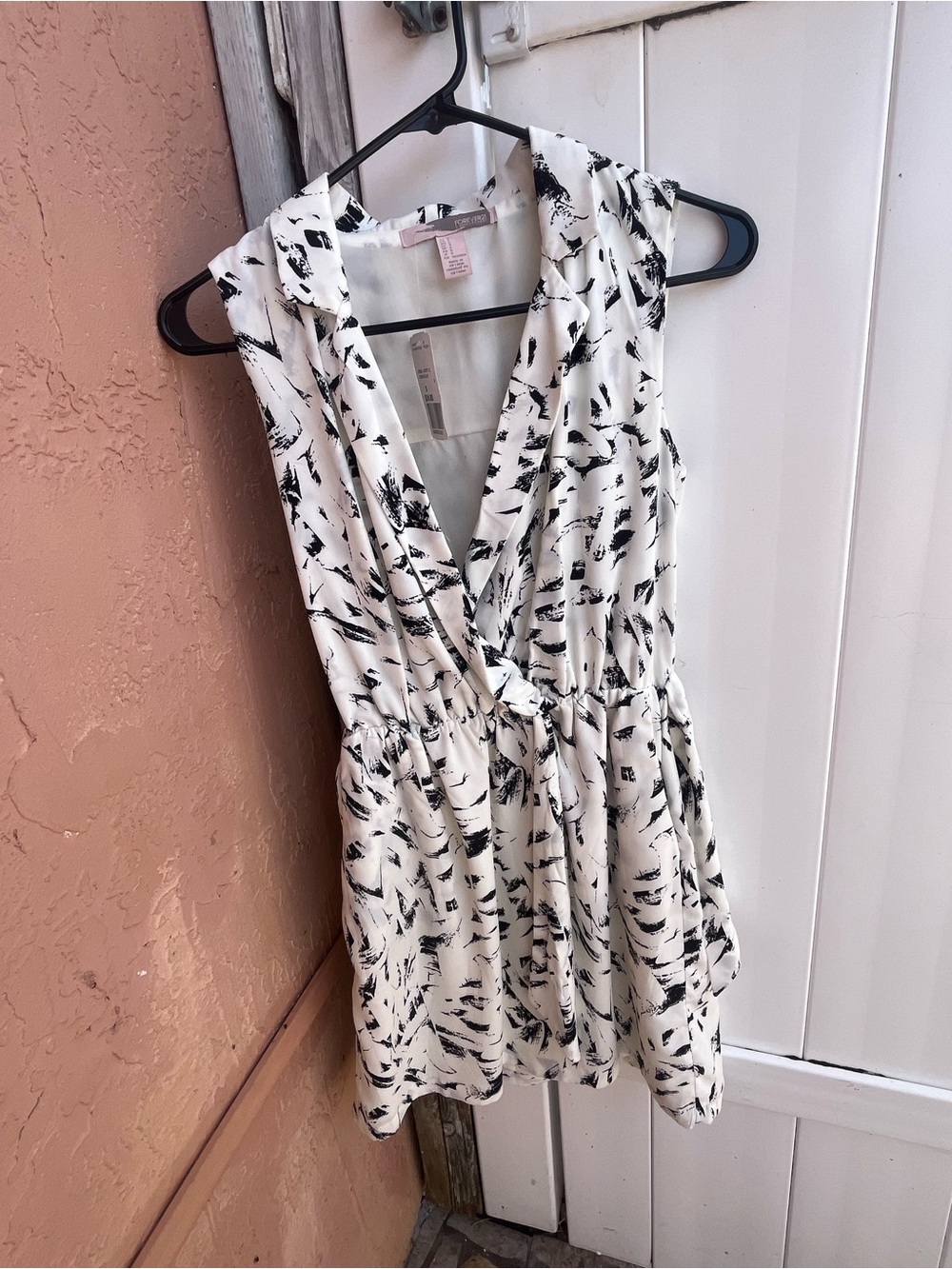 Forever 21 Women's Black/White Devil Wears Prada Abstract V-neck Chic Dress S